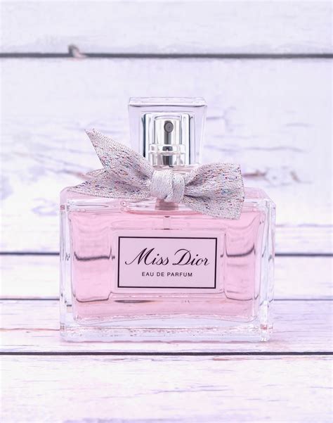 miss dior eau de parfum - floral and fresh notes|what does Miss Dior smell like.